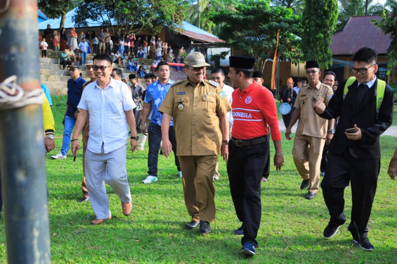 Bupati Pasaman Benny Utama hadiri pembukaan Open Turnamen Sepak Bola Mini Cup IV Ikatan Pemuda Lubuak Anau, di lapangan SMP 3 Kinali, Pasaman Barat 